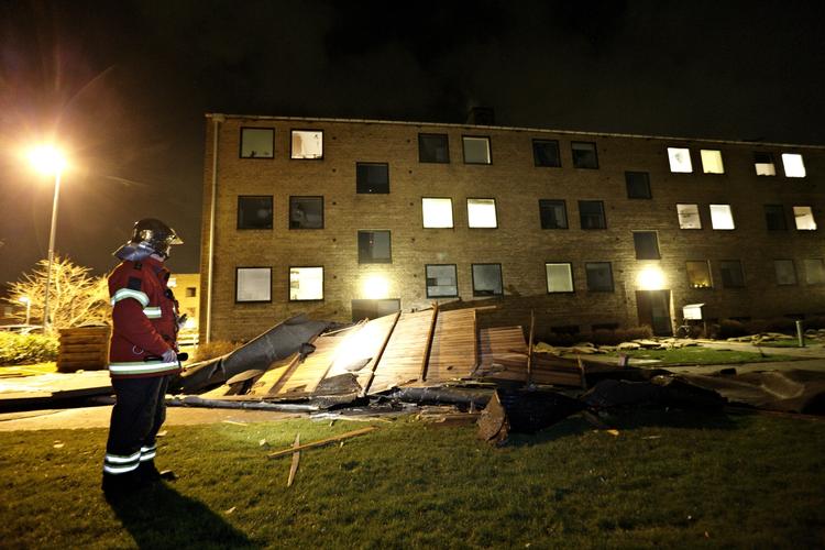 Hørsholm. Alle beboere er evakueret, efter et tag er blæst af en ejendom. 