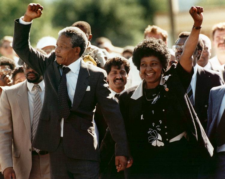 verdensmand. »Hvis du ønsker at skabe fred med din fjende, er du nødt til at arbejde med din fjende. Så bliver han din partner«, sagde Nelson Mandela, der gennem hele sit liv har kæmpet mod apartheid. Nu er han død efter længere tids sygdom, 95 år gammel. 