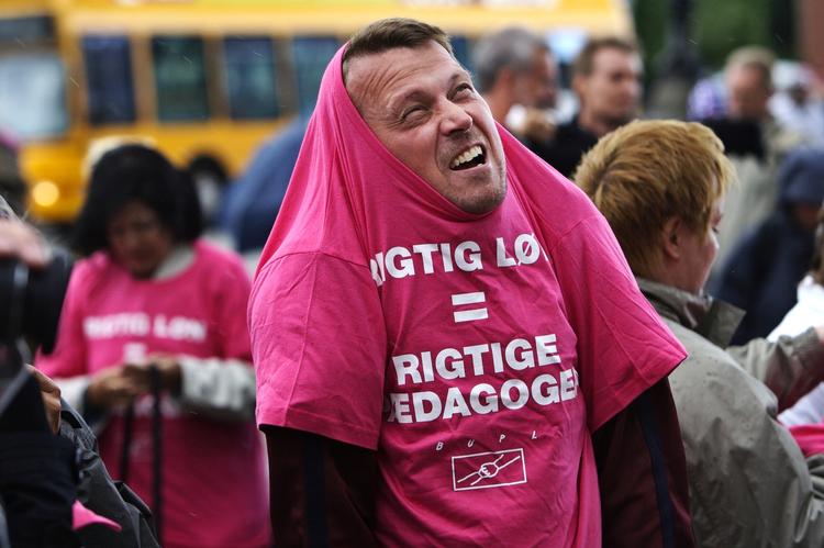 fejlagtigt. 'Rigtig løn = rigtige pædagoger' står der på denne T-shirt fra pædagogernes og sygeplejerskernes store lønkonflikt i 2008. I dag oplever flere pædagoger, at der er fejl i deres lønsedler. 