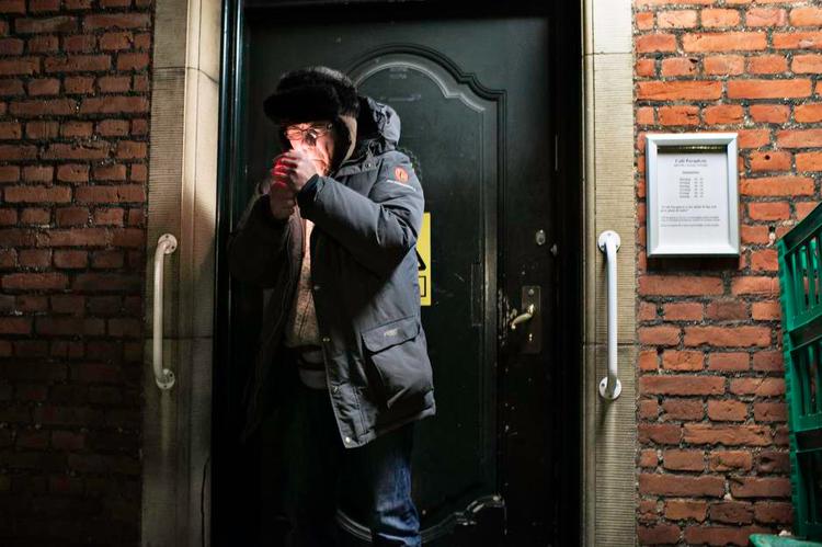 Varme. Søren Ryhne fik for et halvt år siden brug for hjælp fra gældsrådgivning i Café Paraplyen på Frederiksberg for at få styr på en gæld. Nu er det bag ham, og denne aften er han her for at spise aftensmad med en ven i cafeens varme og livlige spisestue. 
