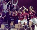 1997. Anja Andersen, Anette Hoffman og Camilla Andersen jubler under den knusende VM-finalesejr på 33-20 over Norge i Berlin for 16 år siden. 