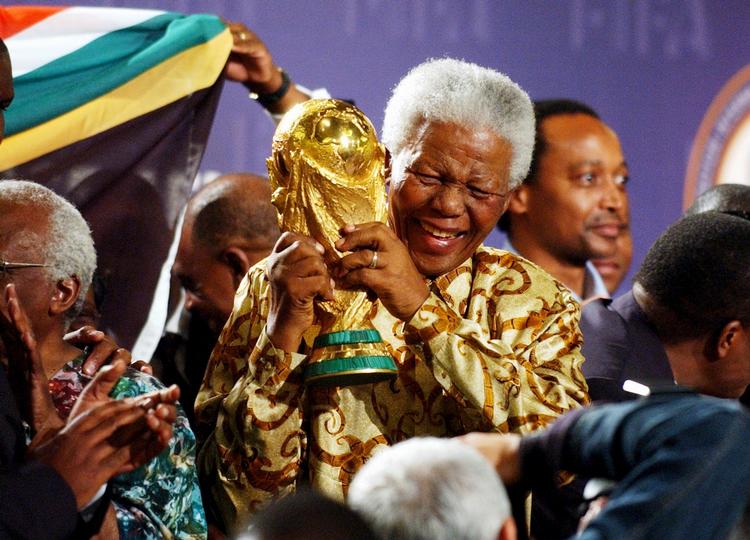 Sportsfan. Nelson Mandela brugte sin enorme indflydelse på at gøre Sydafrika til vært for VM i fodbold i 2010. 