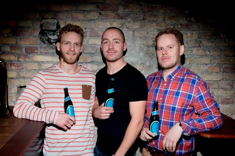 ØLVENNER. Michael Jensen (32), Kim Hoffmann-Madsen (33) og Claus Jordan (32) holdt et vellykket arrangement for venner og familie i går, dagen før åbningen af deres ølbar 'Dia'legd', som kun ligger få husnumre fra den populære ølbar 'Mikkeller Bar'. 