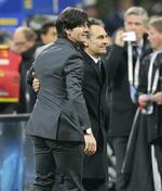 Modstandere? Tyskland og Italien kan havne i samme VM-gruppe. Det falder ikke i god jord hos hverken Joachim Löw (tv) eller Cesare Prandelli (th). 