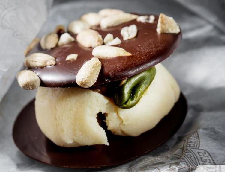 Børnevenligt. Pistacienødder er salaten, og de tørrede tranebær er ketchup i den børnevenlige konfektburger. 