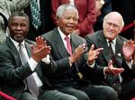 Medier. Nelson Mandela gik bort torsdag. 
