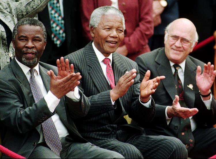 Medier. Nelson Mandela gik bort torsdag. 