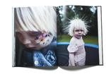 Fotobog. Denne fotobog i størrelse XXL med stift bind koster 814 kroner hos pixum.dk. Levering 49 kroner. 