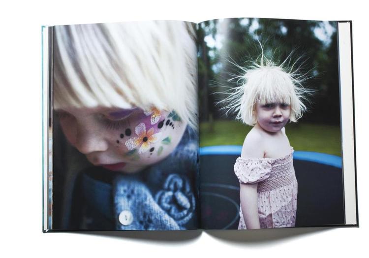 Fotobog. Denne fotobog i størrelse XXL med stift bind koster 814 kroner hos pixum.dk. Levering 49 kroner. 