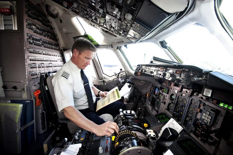 Garvet. Ulrik Pedersen har været pilot i SAS gennem 24 år. Her ses han i et MD-80-fly, der blev pensioneret i oktober måned. Lige nu er han ved at blive trænet op til at flyve en ny flymodel. 