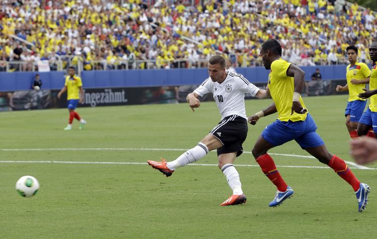 tilbage. Tyske Lukas Podolski (midt) scorer i landskampen mod Ecuador i maj 2013. 