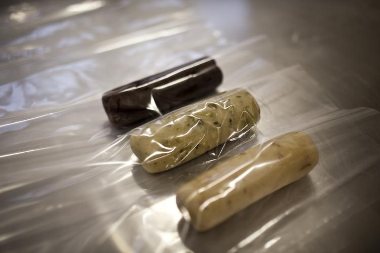 Marcipanrulle. De lækre ruller dækkes med flydende chokolade. Pynten er fine chokoladeflager. 