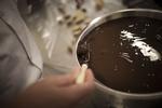 Chokolade skal afkøles på en helt bestemt måde, hvis man vil have glansfyldt chokoladeovertræk. Vi guider til to metoder. 