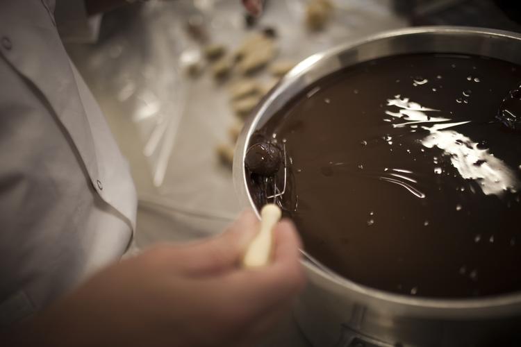 Chokolade skal afkøles på en helt bestemt måde, hvis man vil have glansfyldt chokoladeovertræk. Vi guider til to metoder. 