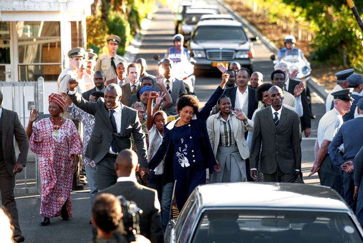 Internationalt. Idris Elba, kendt fra blandt andet tv-serien 'The Wire', spiller Nelson Mandela i 'Long Walk to Freedom', mens Naomie Harris spiller Mandelas daværende kone Winnie Madikizela-Mandela. 