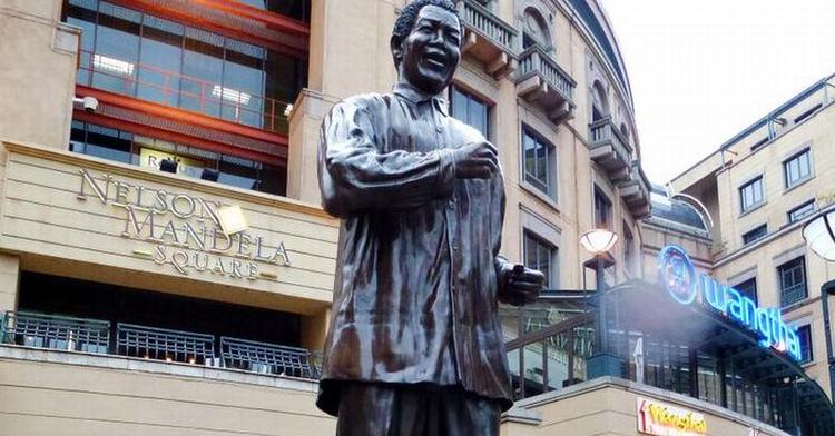 HELTEN. Nelson Mandela danser sin traditionelle ’Madiba Jive’ foran Nelson Mandela Square i den fashionable Johannesburg-forstad Sandton. 