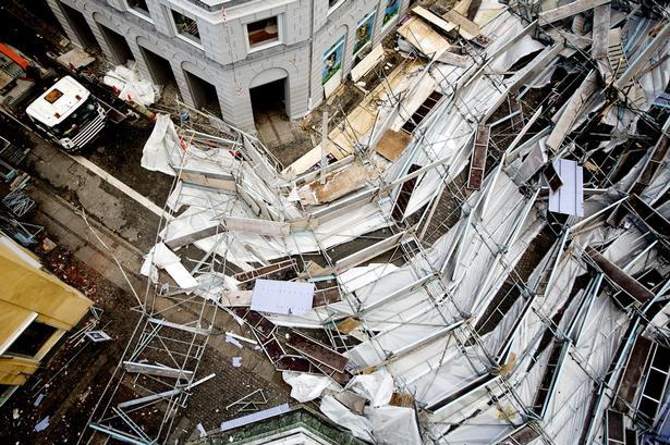 På Nikolaj Plads i København er et kæmpe stillads faldet sammen under stormen. 