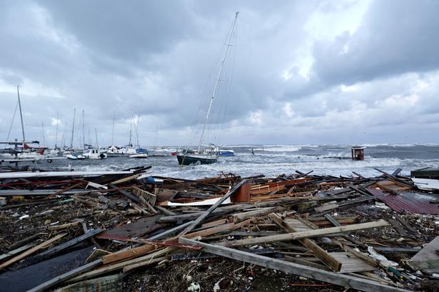 »Det ser meget voldsomt ud. Der er meget store skader nede i lystbådehavnen, hvor blandt andet kajakhuset er forsvundet helt, og næsten alle kajakker er ødelagte«, fortæller et øjenvidne fra Gilleleje. 