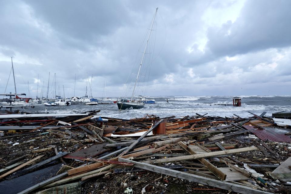 »Det ser meget voldsomt ud. Der er meget store skader nede i lystbådehavnen, hvor blandt andet kajakhuset er forsvundet helt, og næsten alle kajakker er ødelagte«, fortæller et øjenvidne fra Gilleleje. 