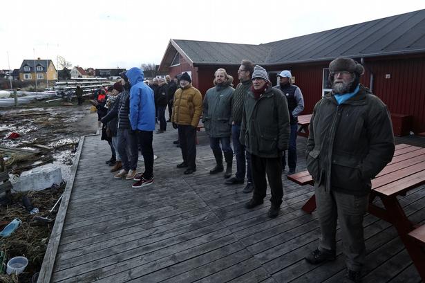 Beboere i Gilleleje kigger ud over den lystbådehavn, hvor mange både og kajakker er knust. 