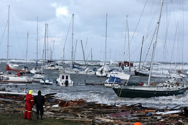 »Det ser slet ikke ud, som det er stilnet af«, fortæller et øjenvidne fra Gilleleje til Politiken. 