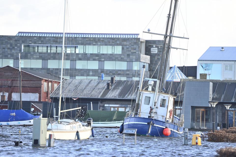 I Holbæk Havn er der aldrig nogensinde blevet målt en så høj vandstand som nu, og flere områder omkring Isefjord og Roskilde Fjord er berørt af oversvømmelser og stadig stigende vandstand. 