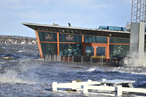Jensens Bøfhus ved havnen i Holbæk har ikke åbent i aften efter at have fået en del vand indenbords. 