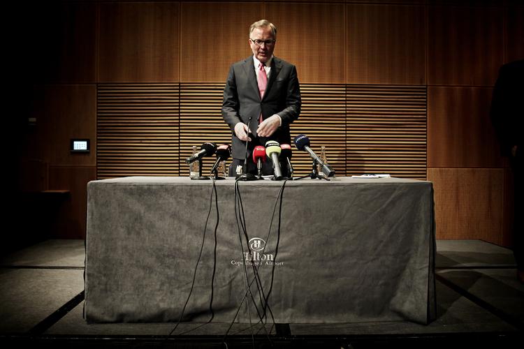 aktiesalg. Kan vi føle os trygge ved at kombinere en af de mest belastede amerikanske storbanker fra finanskrisen med det største danske elselskab i en fusion? spørger Kristian Weise. Her DONG's bestyrelsesformand Fritz Schur. 