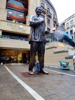 Skulptur af Nelson Mandela i byen Sandton City. 