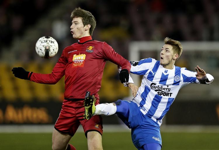 Duel.  FC Nordsjællands Ivan Runje og OBs Rasmus Falk Jensen. 