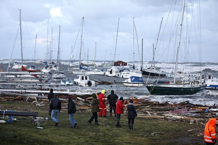 Kaos. Havnen i Gilleleje er helt oversvømmet og flere både er ødelagt. 
