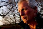 Såret. Når forældre skubber deres barn fra sig, ligesom desperate forældre vælger at gøre det i Jon Bang Carlsens nye film, skaber det et evigt sår i barnet, siger instruktøren: »Et af de ti bud lyder, at du skal ære din far og din mor. Hvorfor er der ikke et bud, der siger, at forældre skal ære deres børn?«. 