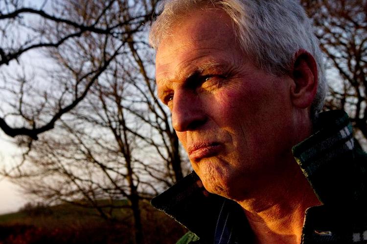 Såret. Når forældre skubber deres barn fra sig, ligesom desperate forældre vælger at gøre det i Jon Bang Carlsens nye film, skaber det et evigt sår i barnet, siger instruktøren: »Et af de ti bud lyder, at du skal ære din far og din mor. Hvorfor er der ikke et bud, der siger, at forældre skal ære deres børn?«. 