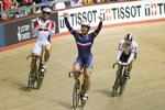 Raketfart. Francois Pervis (i midten) er en hurtig herre, men han blev alligevel slået i kvartfinalen i 200 meter med flyvende start. 