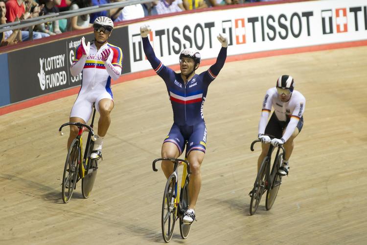 Raketfart. Francois Pervis (i midten) er en hurtig herre, men han blev alligevel slået i kvartfinalen i 200 meter med flyvende start. 