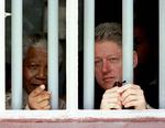 Tilbageblik. Tilbage i 1998 besøgte den daværende amerikanske præsident Bill Clinton Nelson Mandela i en celle, hvor Mandela sad i 18 år. 