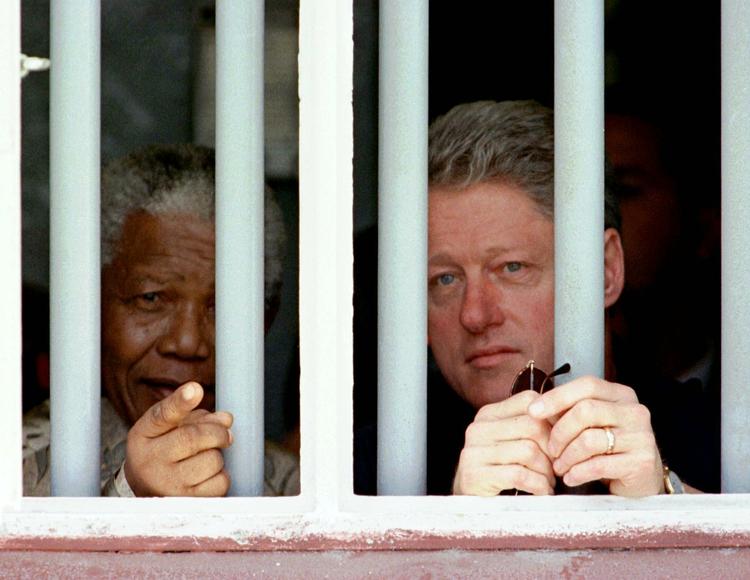 Tilbageblik. Tilbage i 1998 besøgte den daværende amerikanske præsident Bill Clinton Nelson Mandela i en celle, hvor Mandela sad i 18 år. 