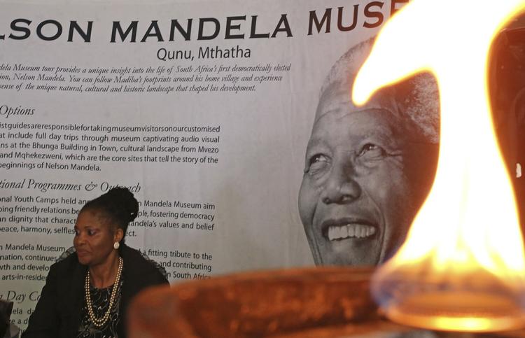 MInde. Formanden for Nelson Mandela-museet, Nozuko Yokwana, ses under en mindehøjtidelighed for den afdøde eks-præsident. 