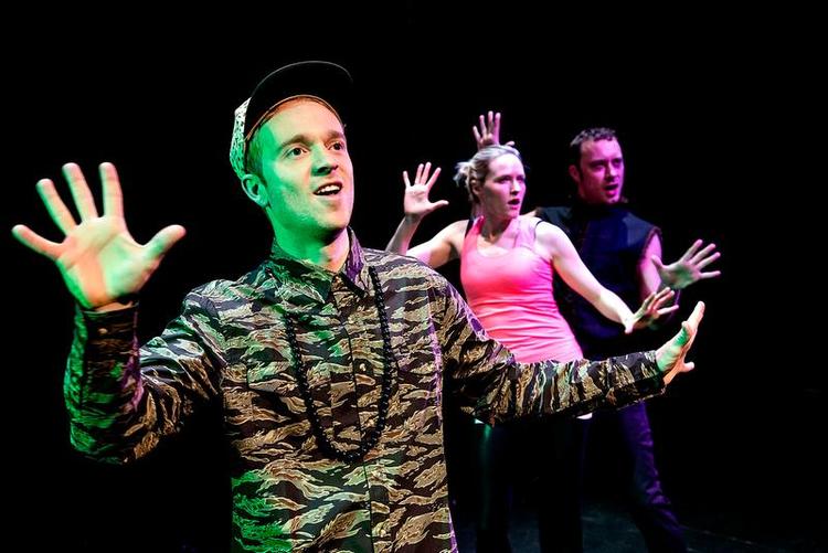 Platt-Form. De kan både synge a capella, 90'er-disko og hårdtslående hiphop fra 00'erne. Mille Lehfeldt, Laus Høybye og Jakob Fauerby står bag 'Har du set min nissehue mor?' 