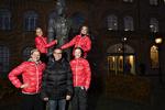 VM-debutanter. Danmark stiller med et ungt hold til VM. Fire af spillerne har ikke været til en senior-slutrunde før. Forrest fra venstre er det Rikke Poulsen og Anne Mette Hansen med Jan Pytlick imellem sig. Bagerst fra venstre er det Trine Østergaard og Jane Schumacher. 