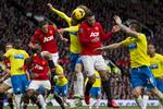 0-1. Newcastle-forsvaret lå konstant tæt på Manchester United-bomberen, Robin van Persie (midt), som ikke kom frem til meget i kampen. 