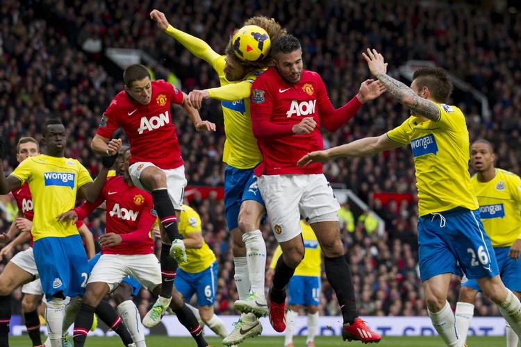 0-1. Newcastle-forsvaret lå konstant tæt på Manchester United-bomberen, Robin van Persie (midt), som ikke kom frem til meget i kampen. 