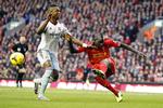 4-1. Liverpools Mamadou Sakho (th) pressede en West Ham-spiller til et af fire selvmål i kampen, der sendte Liverpool på andenpladsen. 