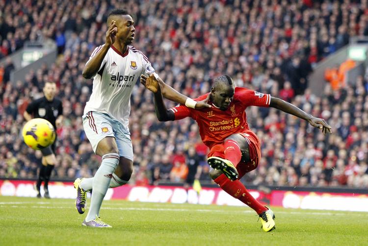 4-1. Liverpools Mamadou Sakho (th) pressede en West Ham-spiller til et af fire selvmål i kampen, der sendte Liverpool på andenpladsen. 