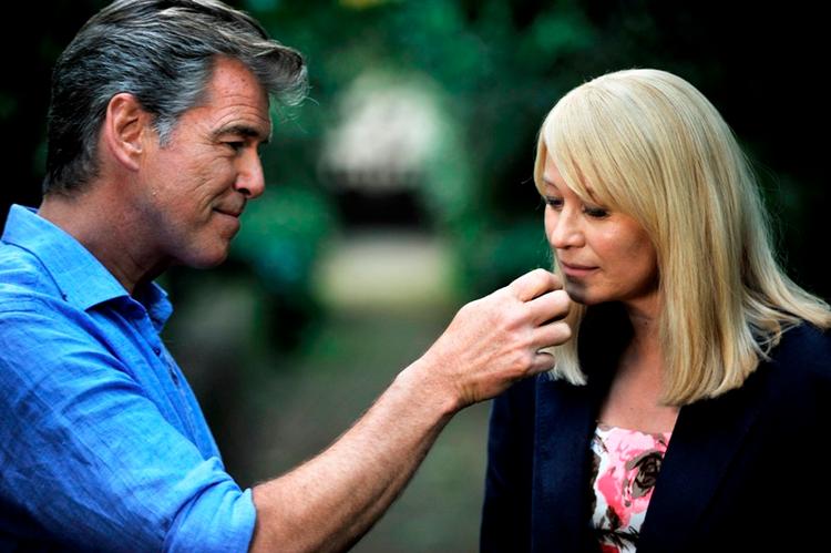 Romcom. Pierce Brosnan og Trine Dyrholm spiller hovedrollerne i 'Den skaldede frisør'. 