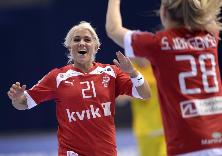 VM-håndhold. Kristina Kristiansen jubler efter en scoring i sejr mod Kina . 