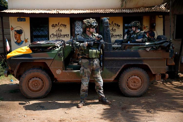 Indsats. En fransk soldat patruljerer i Bangui i Den Centralafrikanske Republik, der er præget af vold og anarki. 