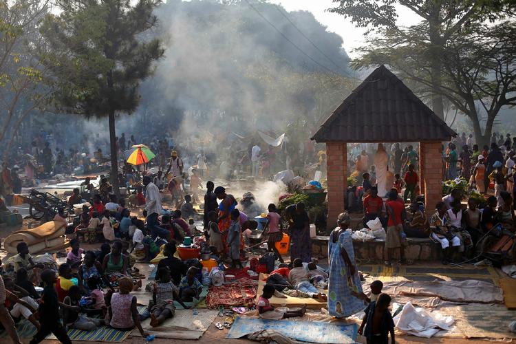FLYGTNINGE. Over 10.000 mennesker fandt i dag ly i et kloster i hovedstaden Bangui i Den Centralafrikanske Republik. Landet er præget af kaos og konflikter, som sender mange tusinde mennesker på flugt. 