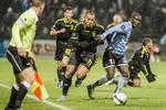 DUELKAMP. En af kampens mange dueller stod mellem Kenneth Zohore og Adama Guira. 