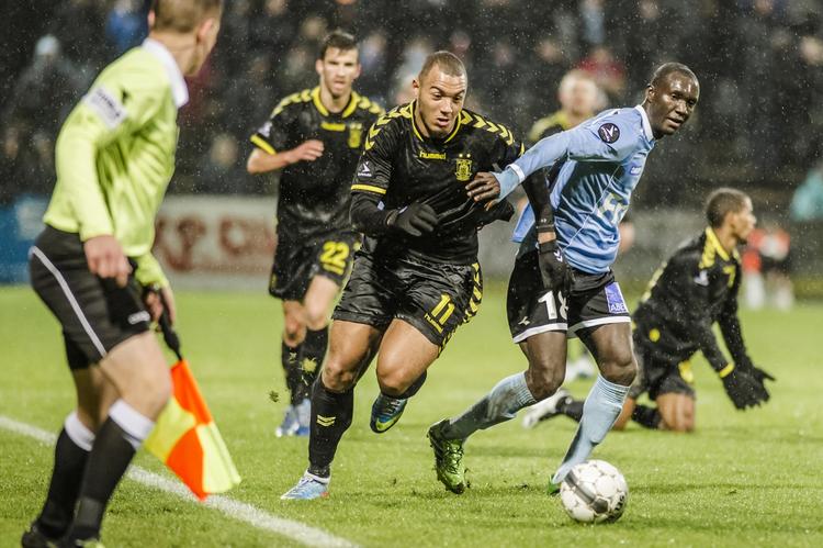 DUELKAMP. En af kampens mange dueller stod mellem Kenneth Zohore og Adama Guira. 